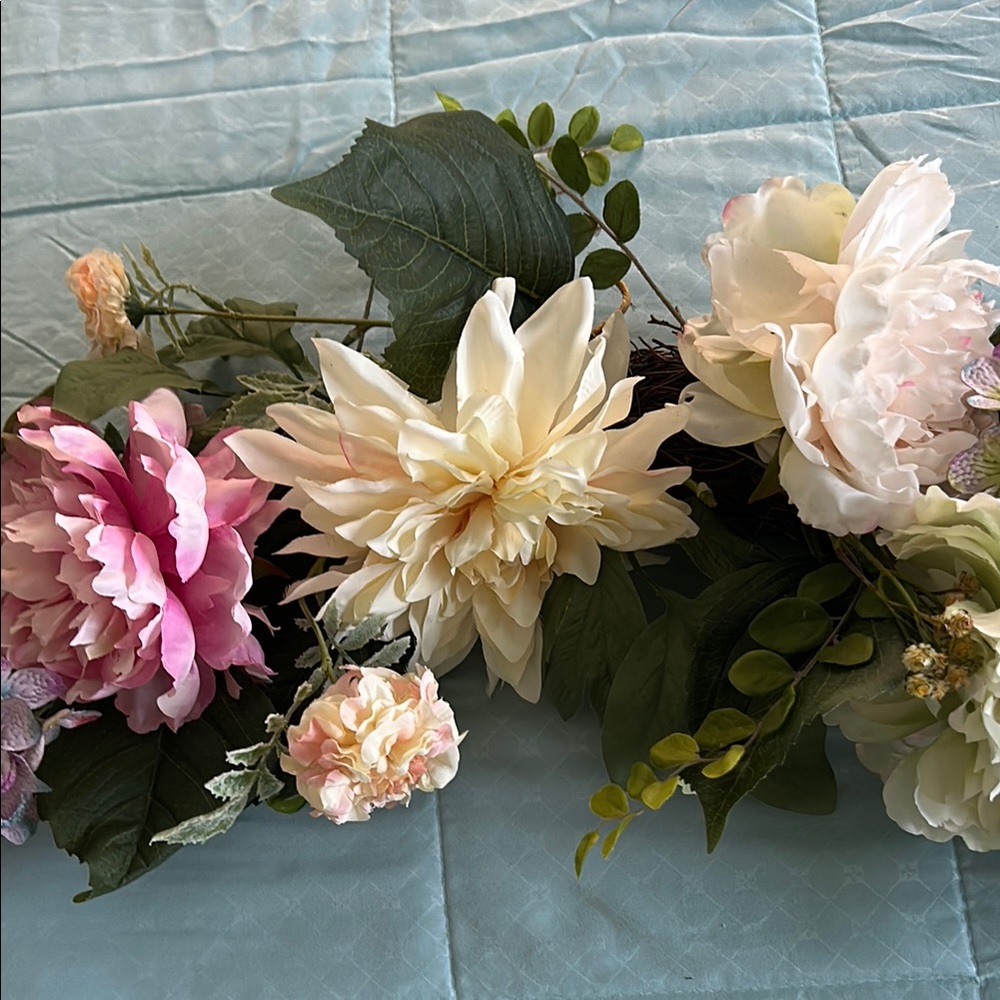 Elegant Floral Wall Accent with Pink and Cream Blooms